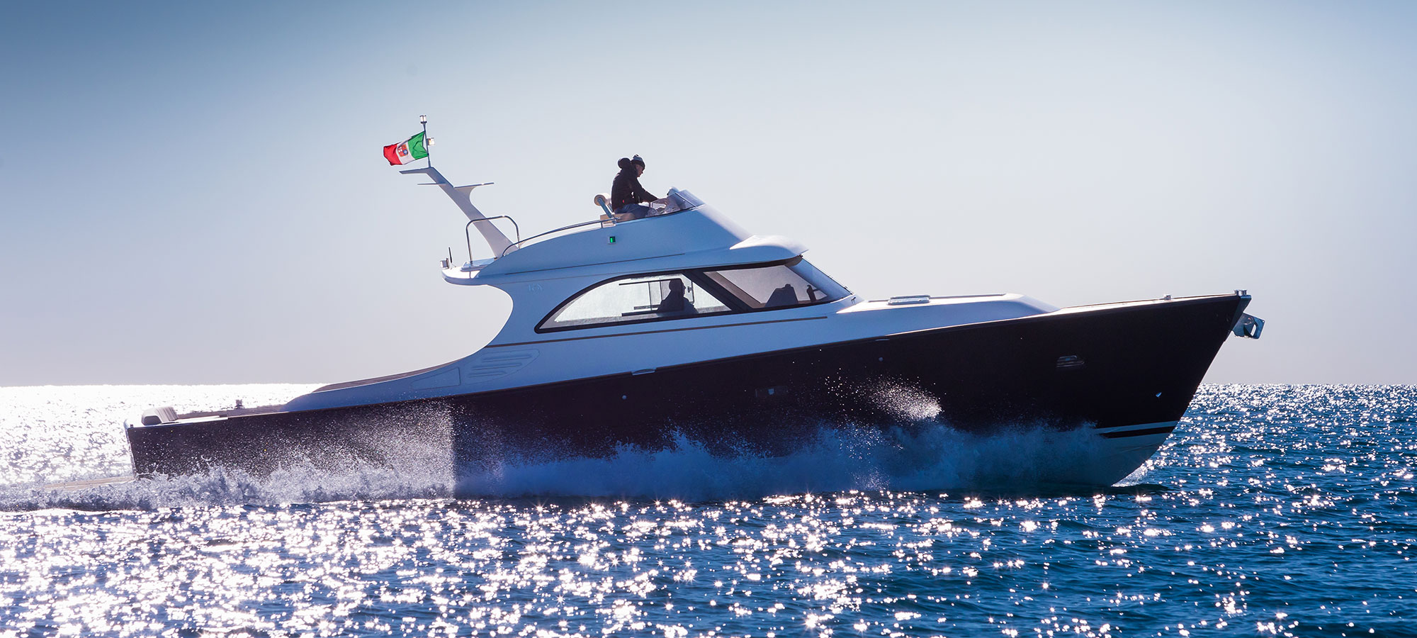 Toy 51 Fly in navigazione in un giorno di sole con mare luccicante