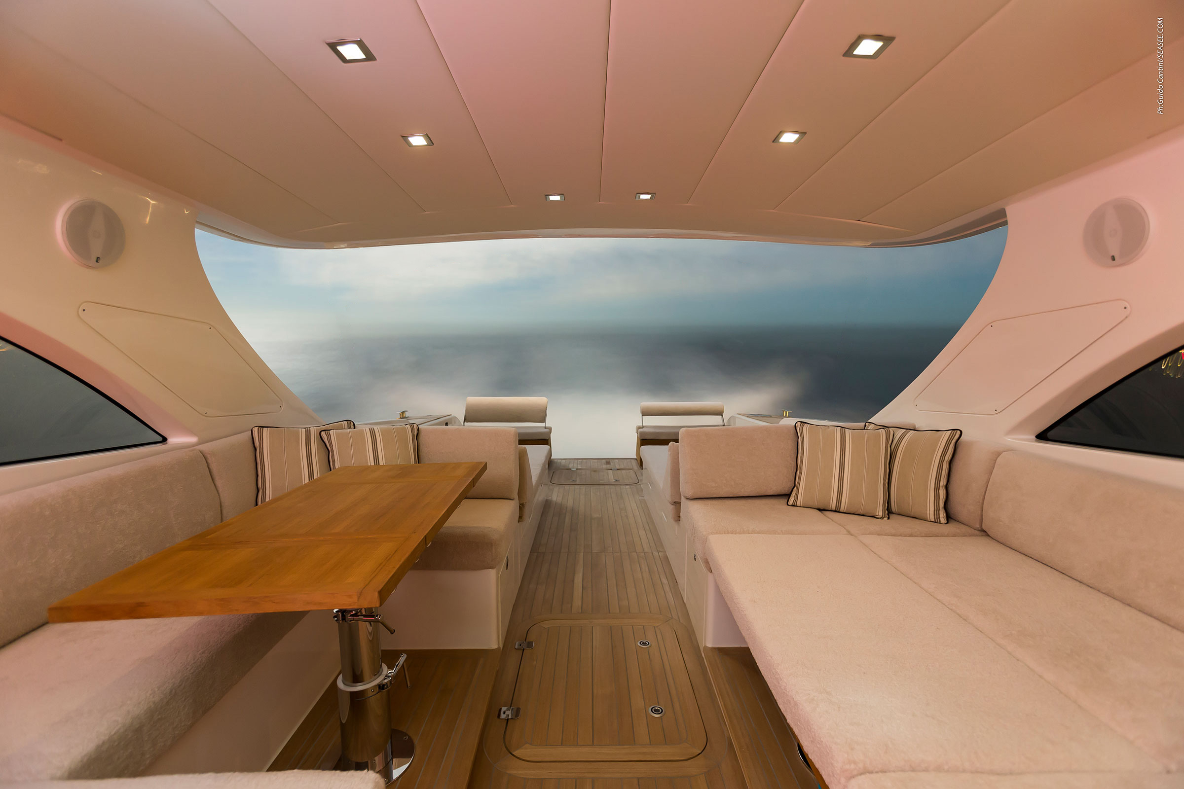 Dinette Toy 47 barca a motore classica vista da prua