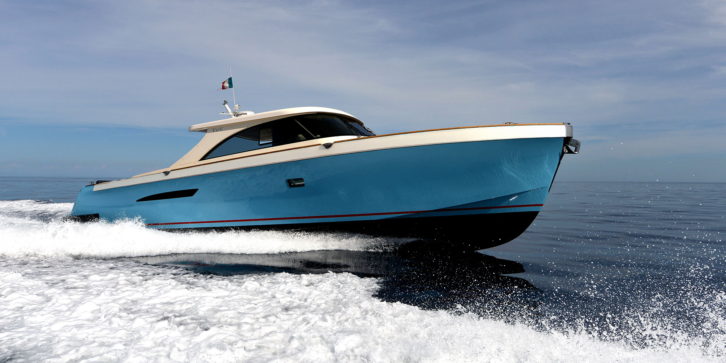 Barca a motore Toy 47 scafo azzurro coperta bianca visto dal lato destro