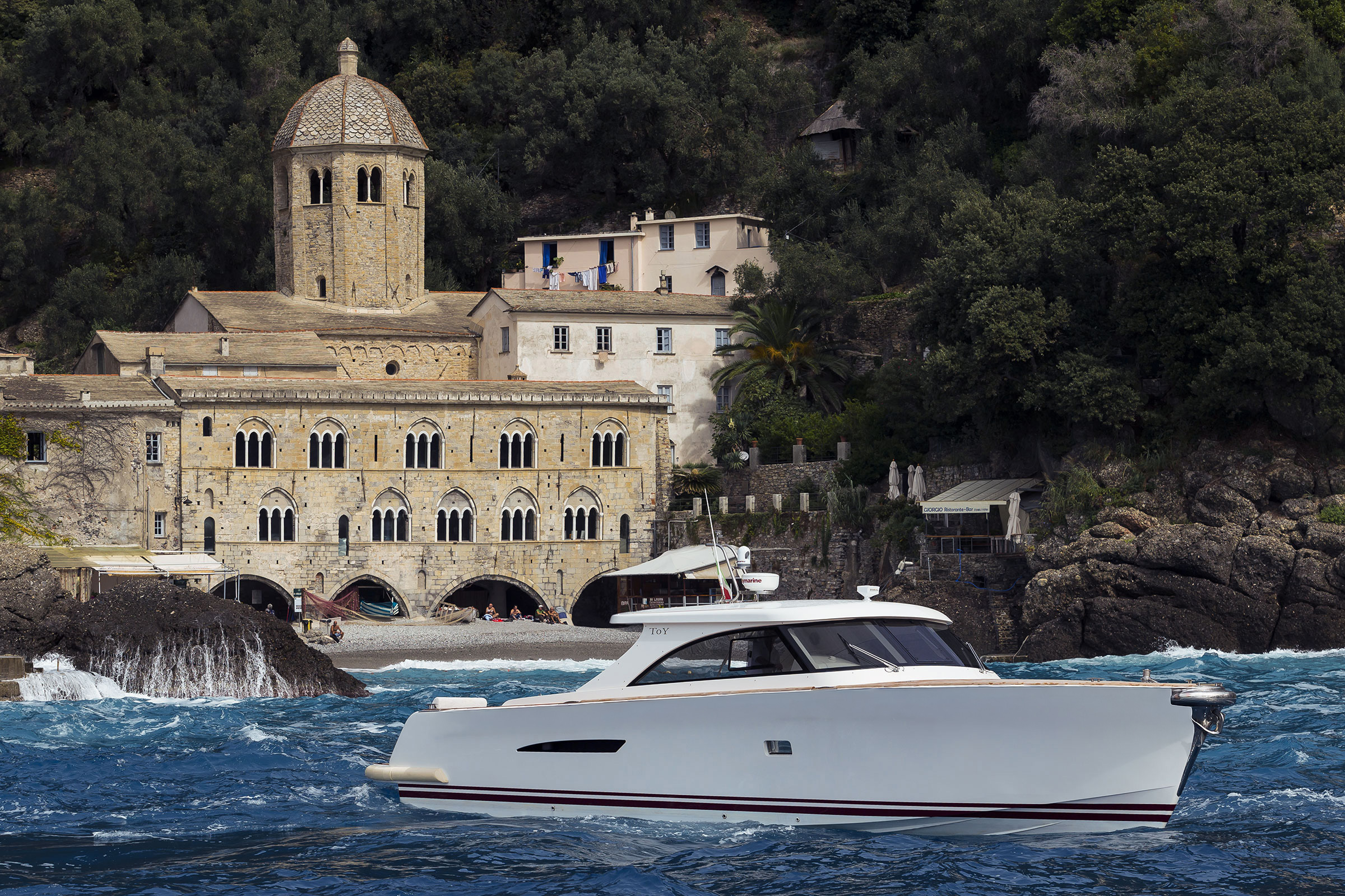 Barca a motore Toy 47 bianco in navigazione a San fruttuoso