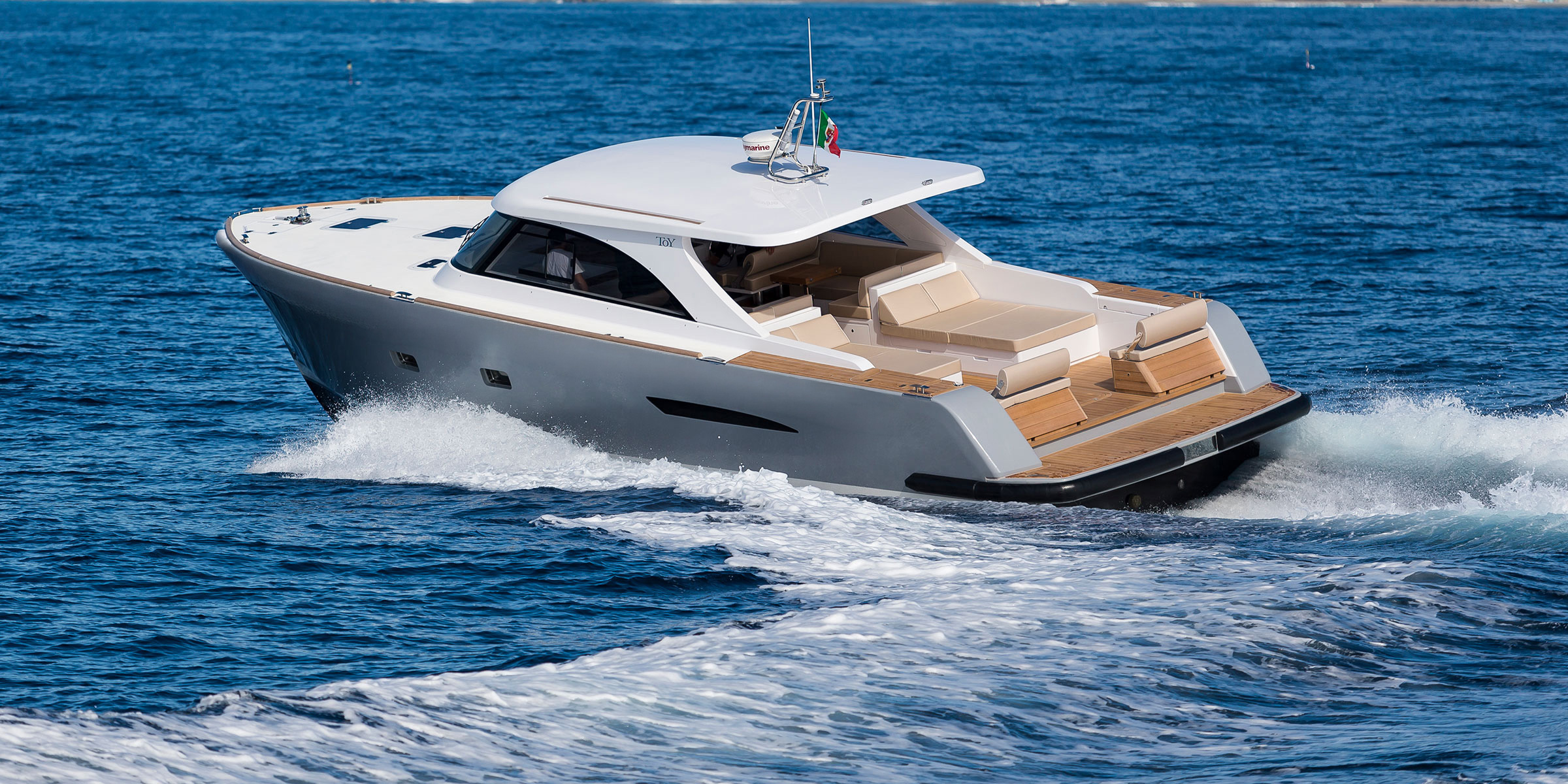 Barca a motore Toy 47 in navigazione visto dal lato sinistro