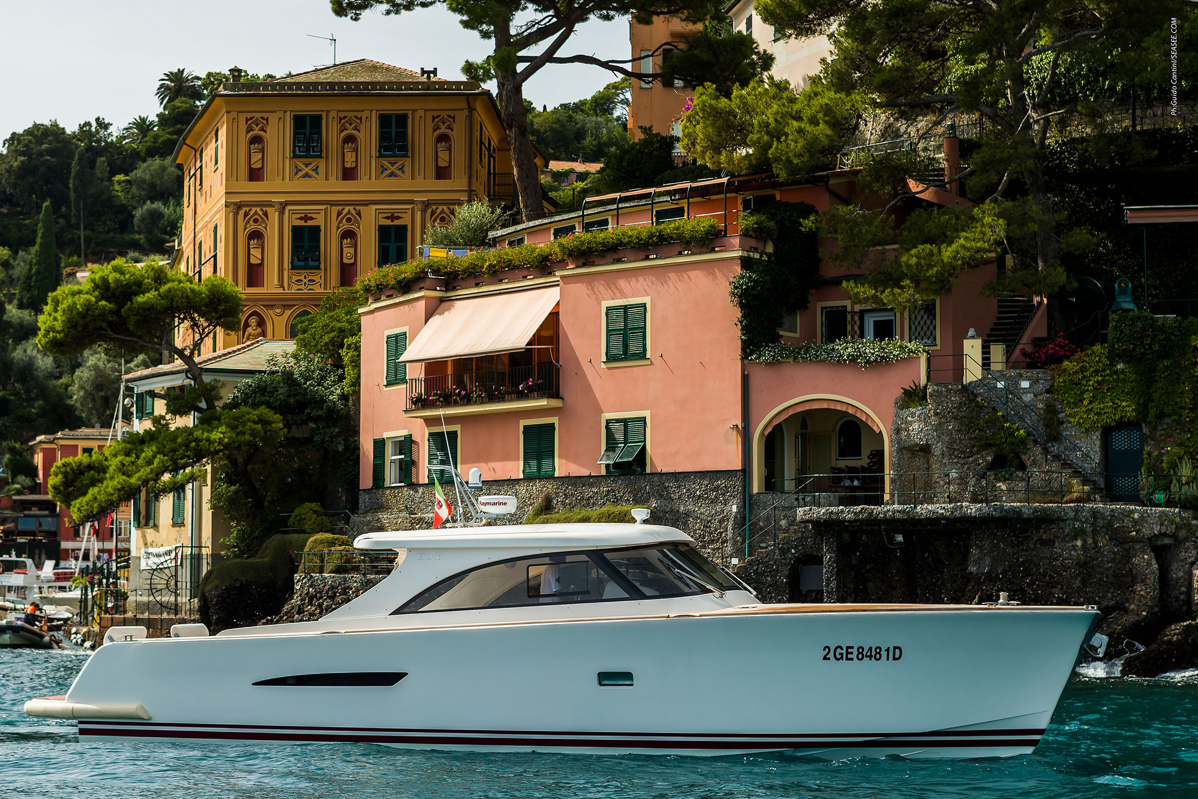 Barca a motore Toy 47 bianco in navigazione in Liguria