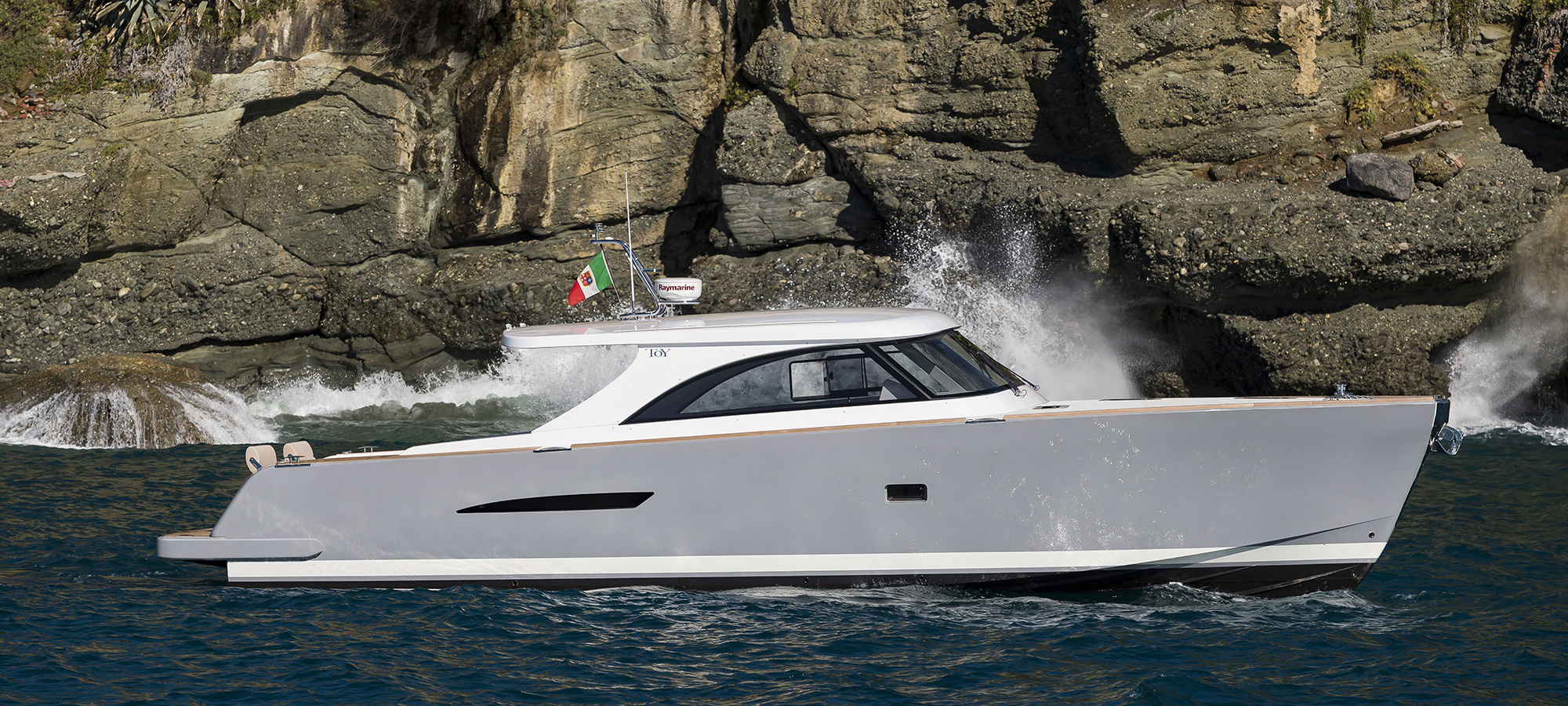 Barca a motore Toy marine 47 grigio chiaro visto dal lato destro