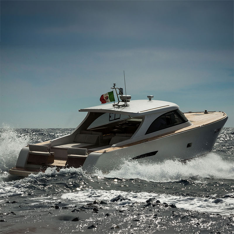 Barca a motore Toy 47 con scafo bianco in navigazione in una bella giornata di sole